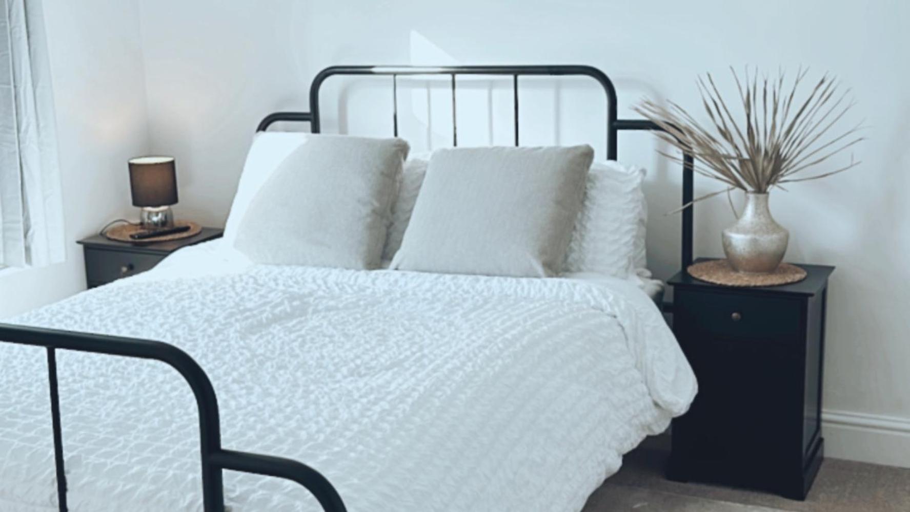 Southsea Homestays - Three Bedroom Home, Sleeps 8 - With Garden & Hot Tub Portsmouth Ngoại thất bức ảnh